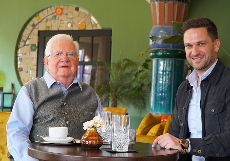 Richard Deutinger posiert für ein Foto mit Baumeister und Besitzer Robert Rogner in seiner Therme