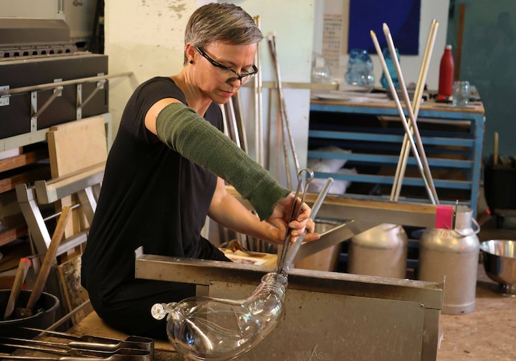 Glasmacherin Verena Schatz fertigt eine Glaskaraffe.