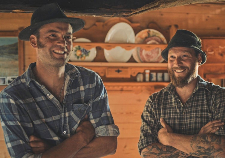 Brüder Silvio (li) und Franzisko (re) Rainer-Pranter in der Almhütte, Servus