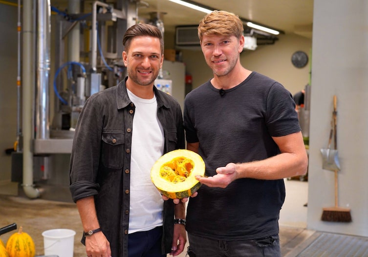Richard Deutinger und Martin Pronnegg, Geschäftsführer der Ölmühle Pronnegg, posieren für ein Foto