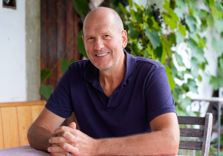 Weinbauer Otto Knaus des Bio-Weinguts Otto Knaus posiert für ein Foto