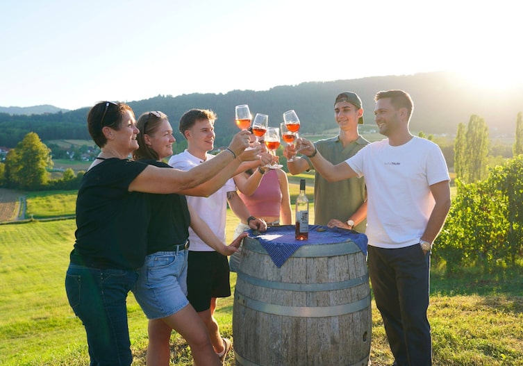 Ulrike Resch, Elisabeth Resch, Jonas Lamprecht, Jana Steinbauer, Phillip Roth und Richard Deutinger bei der Schilcherverkostung am Wildbachberg.