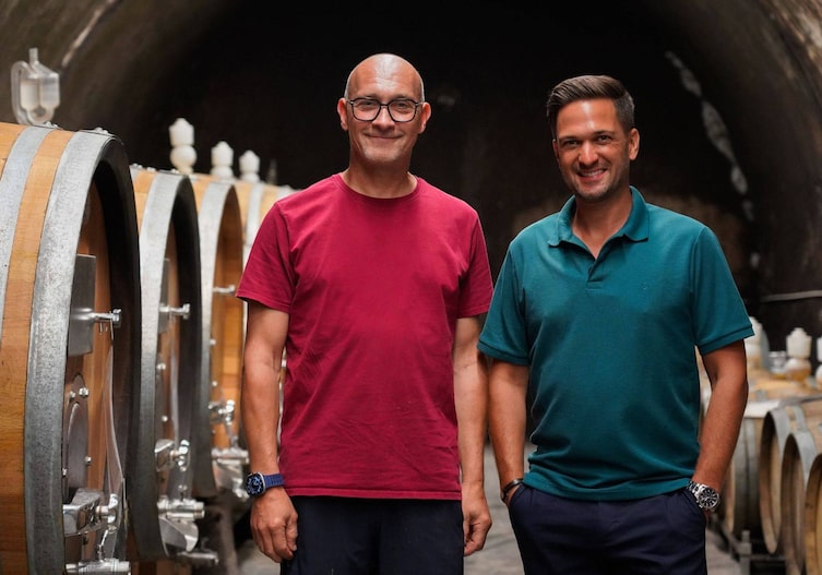 Weinbauer Hannes Harkamp (links) und Richard Deutinger (rechts) im Weinkeller des Weinguts Harkamp.