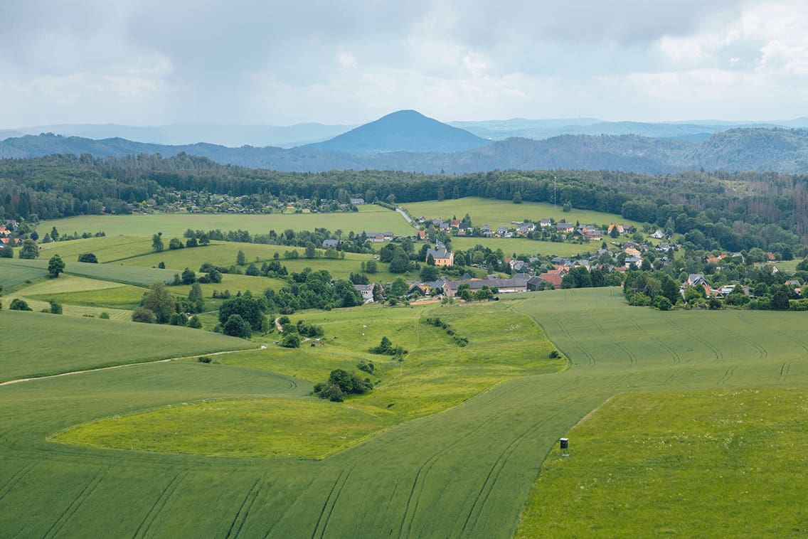 Der Weifbergturm mit Blick auf die Felsformationen der Sächsischen Schweiz.