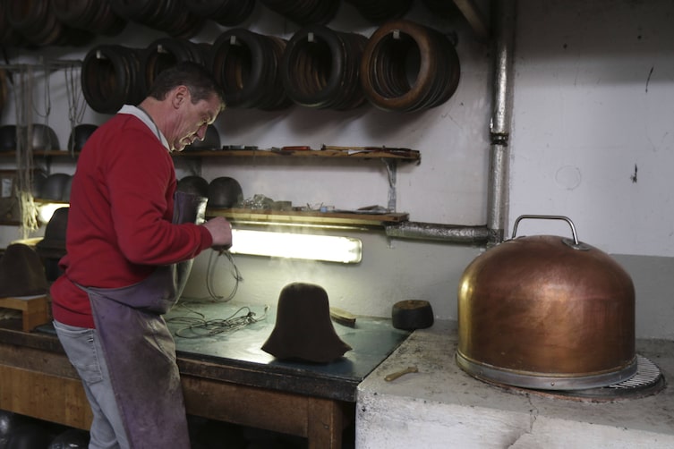 Hutmacher Josef Kollmann bei der Fertigung eines Jägerhutes in seiner Werkstatt.