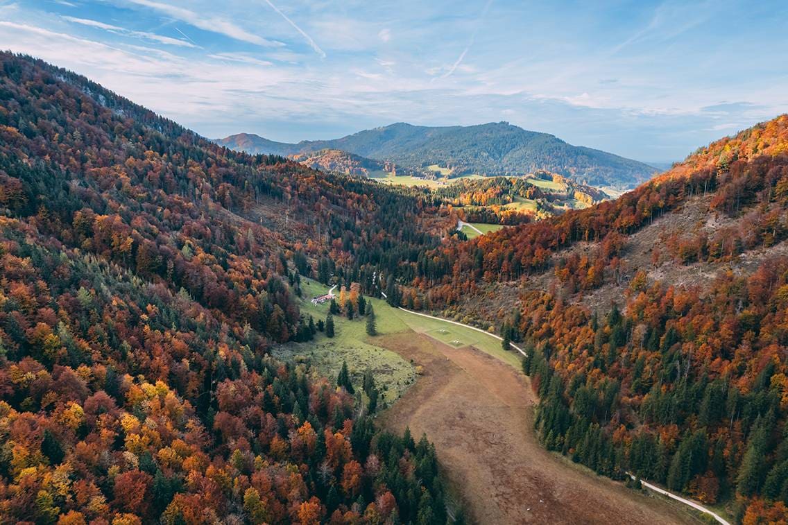 Mit dem Rad durch die Berge – Abenteuer auf steilen Wegen und Ausblicke genießen.