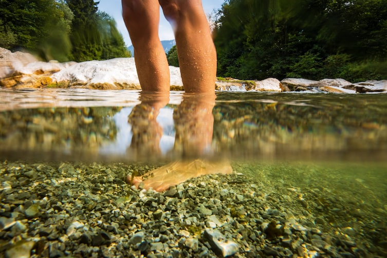 Kneippen: Unterschenkel im Wasser