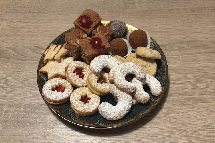 Teller mit verschiedenen Keksen, Servus