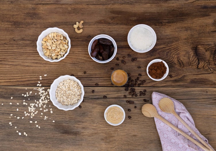 Cashewkerne, Haferflocken, Datteln, Mus, Kokosflocken, Kakaopulver, Espresso, Nachspeise