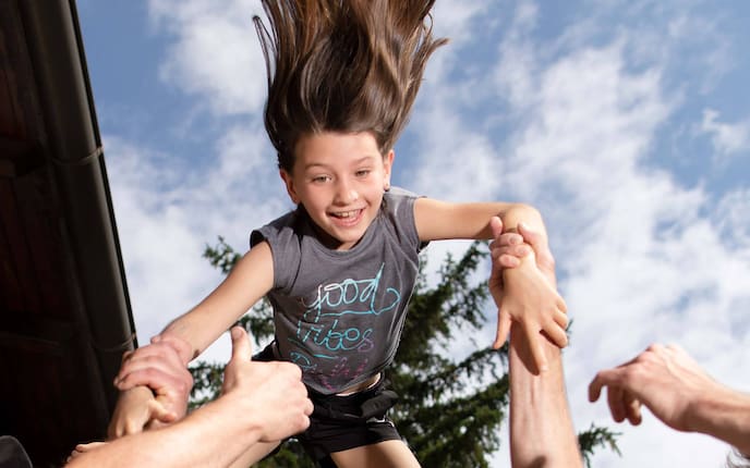 Akrobatik-Übung, Zirkustrick, Turnübung, Servus Kinder