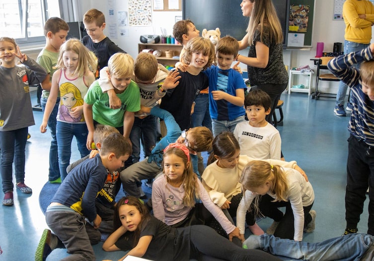 Die Tische werden an den Rand gestellt und dann gehts ans Bewegen.