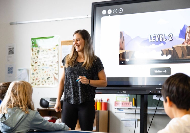Auch den Lehrerinnen und Lehrern macht die Abwechslung im Klassenraum Freude.