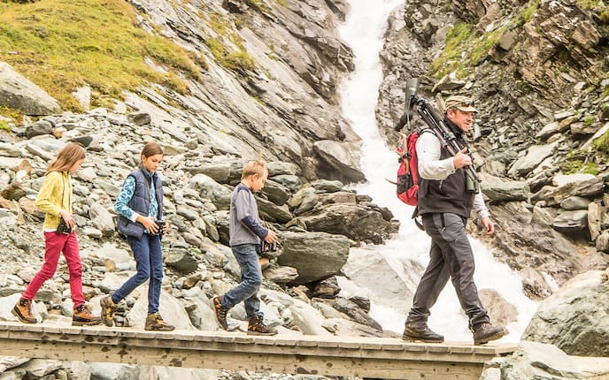 Mann, Bub, Mädchen, Wandern, Weitsichtglas, Wasserfall, Holzsteg