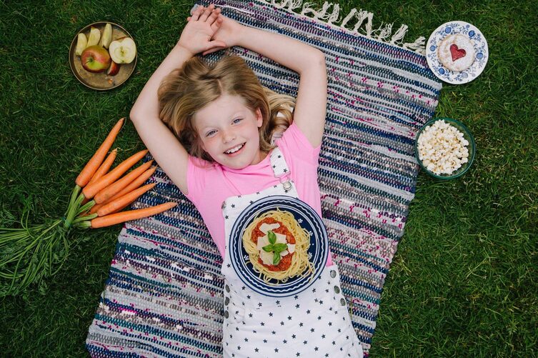 Elisa mit ihrem Lieblingsessen