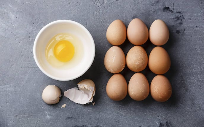 Eierschale aus Ei fischen, rohes Ei, Kniff