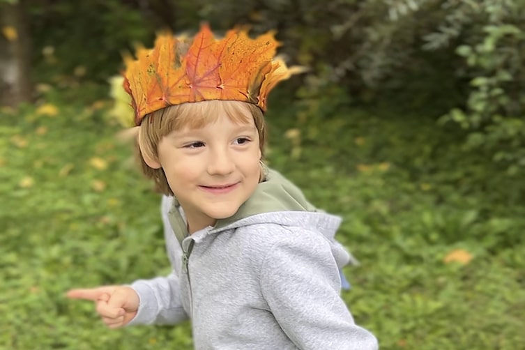 Krone aus Blättern von Kind getragen, Servus