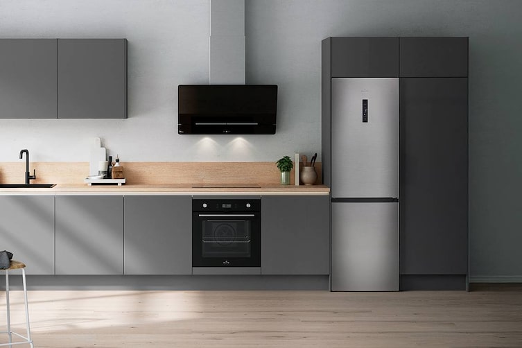 Elvita CKF4186X Kühl-Gefrier-Kombination in moderner grauer Designküche mit Holzarbeitsplatte und Einbaugeräten