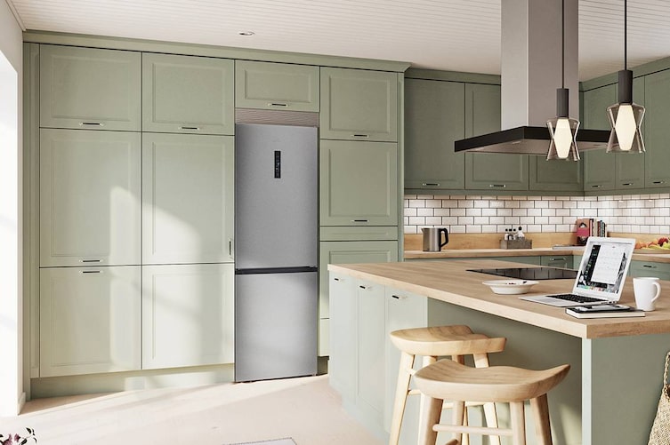 Elvita CKF4186X Kühl-Gefrier-Kombination in moderner Einbauküche mit grünen Fronten und Holzarbeitsplatte