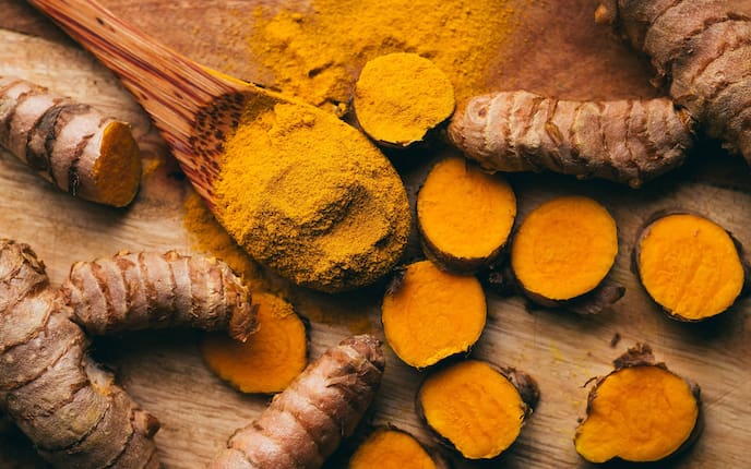 Kurkumawurzel und Kurkumapulver, Servus