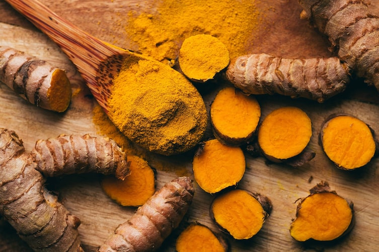 Kurkumawurzel und Kurkumapulver, Servus