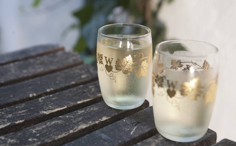 Weingläser Wiener Heuriger Servus am Marktplatz