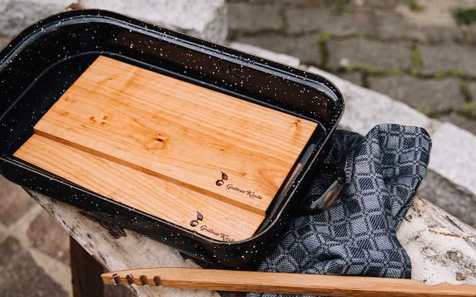 Grillzange und Grillbrett