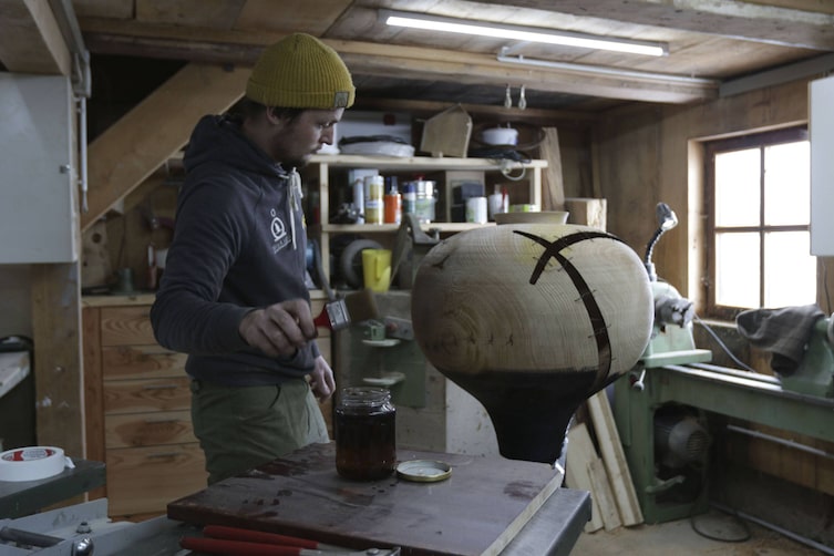 Martin Hofer bei der Fertigstellung seiner Lampe in seiner Werkstatt in Millstadt