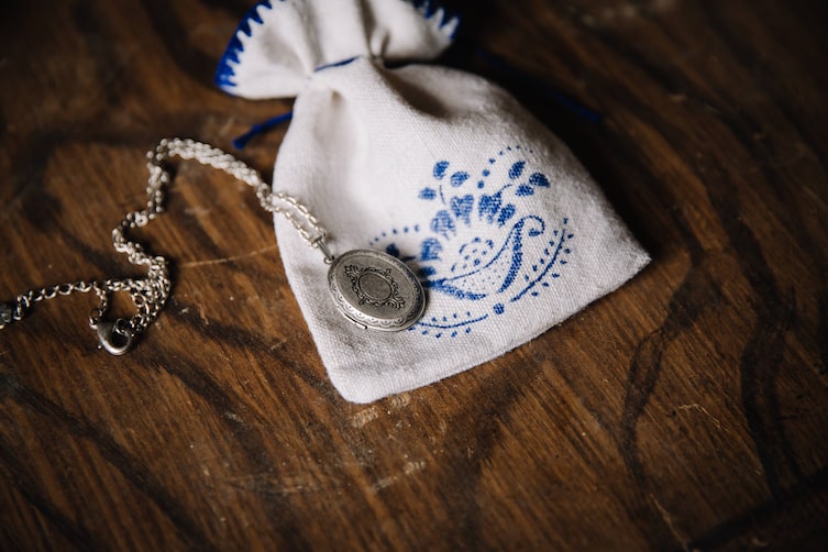 Schmuckmedaillon, Servus am Marktplatz