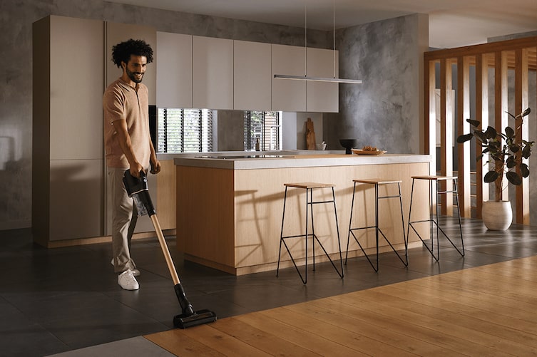 Miele Akku-Staubsauger Duoflex im Einsatz in einer modernen Küche.