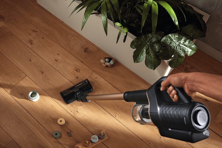 Miele Akku-Staubsauger Duoflex im Einsatz in der Wohnung.