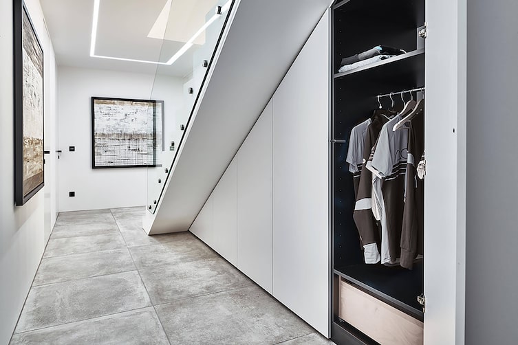 Moderner Schrank unter der Treppe