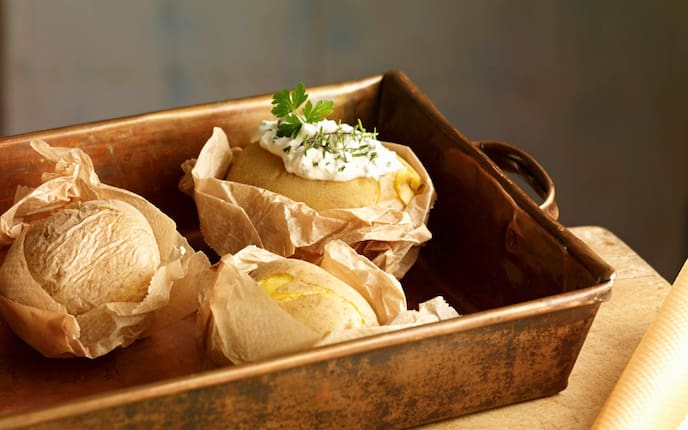 Folienkartoffeln mit Kräuterdip in einer Backform