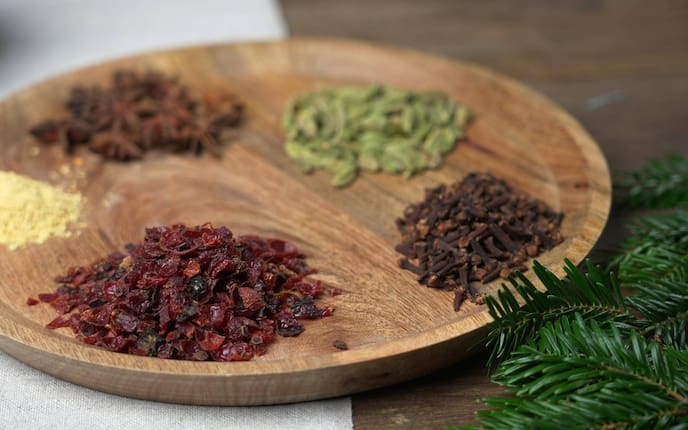 Gewürze, Kräuter, Früchte, Tannenzweige