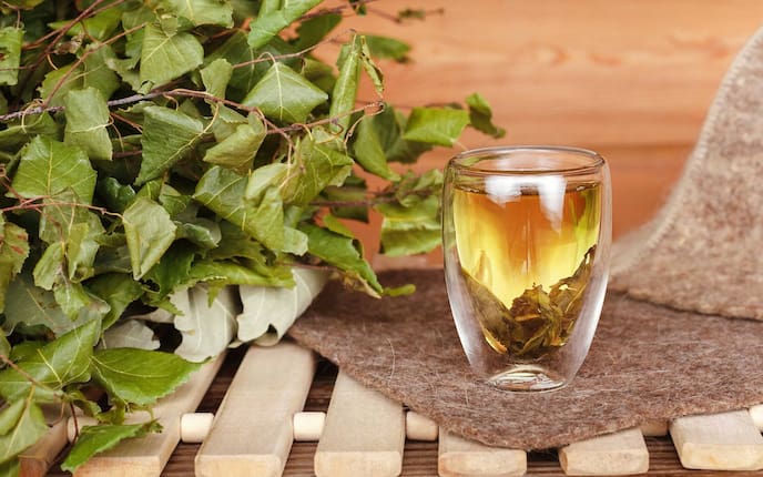 Birkenblättertee im Teeglas (Bild: Getty Images)