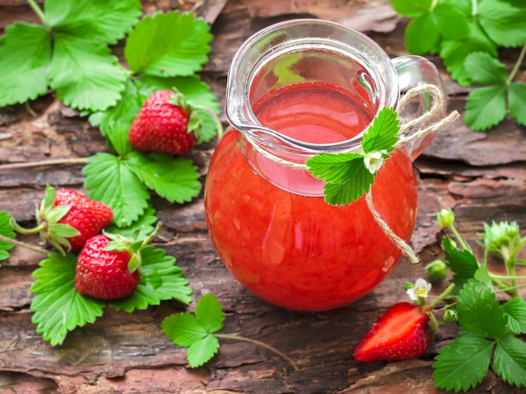 Elixier aus Erdbeeren, Limettensirup, Orangen- und Maracujasaft, Naturapotheke, Servus