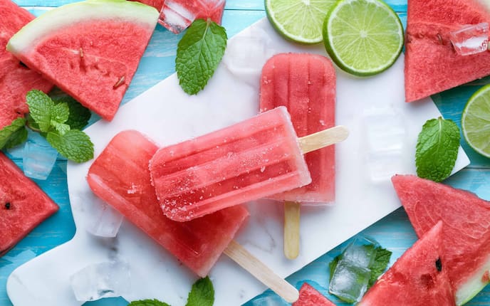 Wassermelone, Minze, Limettenscheiben, Schneidbrett, Eiswürfel, Wassermeloneneis, Eis am Stiel, Eisrezept, Servus Rezept