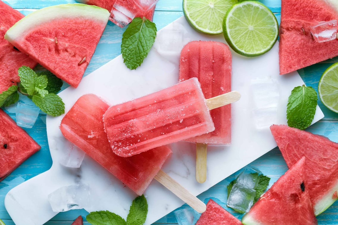 Wassermelone, Minze, Limettenscheiben, Schneidbrett, Eiswürfel, Wassermeloneneis, Eis am Stiel, Eisrezept, Servus Rezept