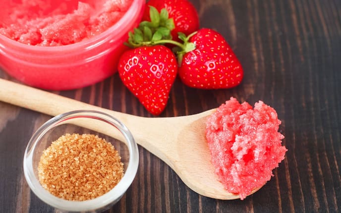 Peeling aus Erdbeeren und Zucker auf Holzlöffel (Bild: Getty Images)