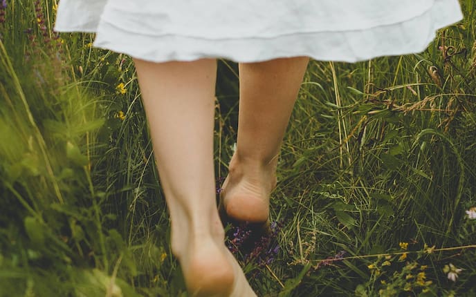 barfuss, Wiese, geschwollene Füße, Naturapotheke