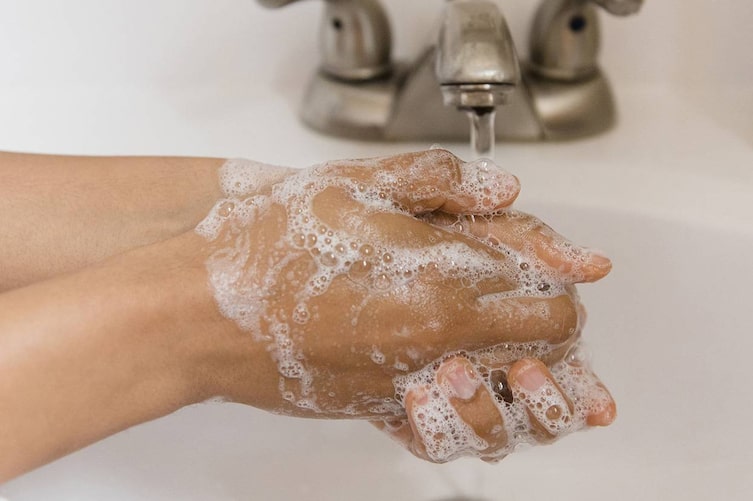 20 bis 30 Sekunden muss das Händewaschen dauern. (Bild: Mauritius Images)