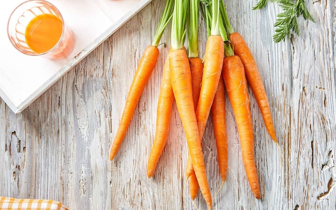 Ein Bund Karotten und Karottensaft, Servus, Hautpflege