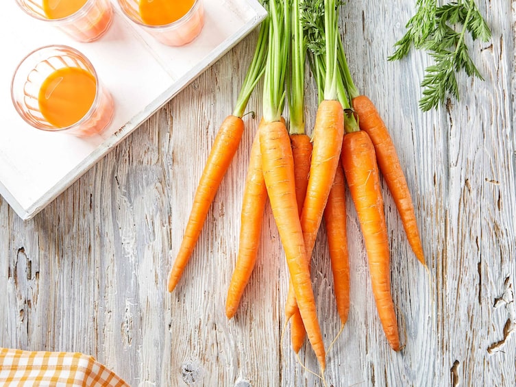 Ein Bund Karotten und Karottensaft, Servus, Hautpflege