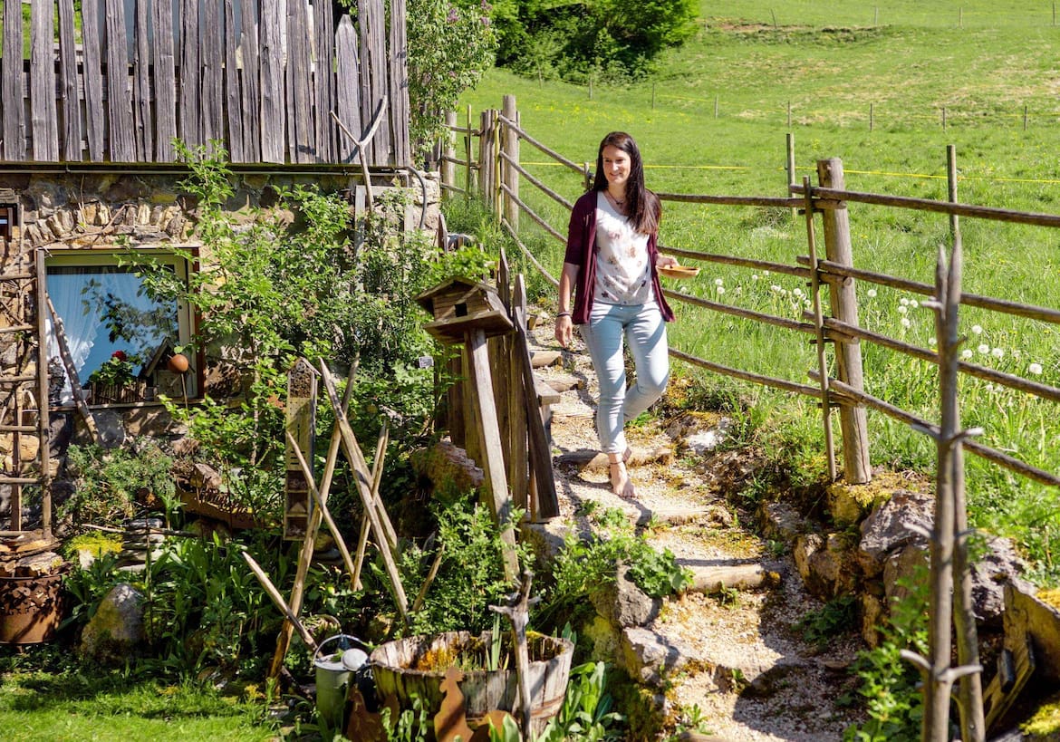 Monika Angerer im Kräutergarten, Servus