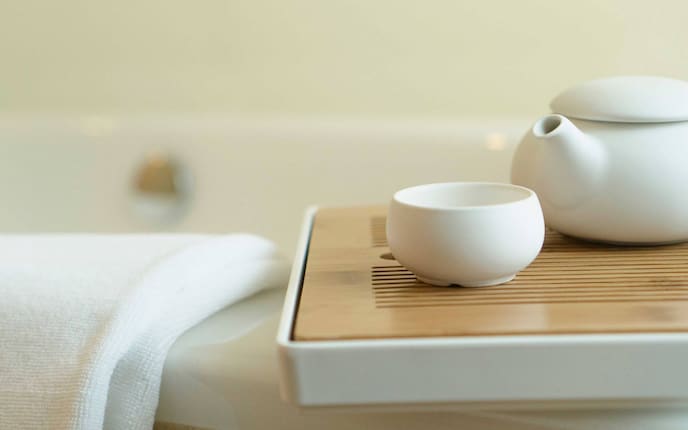 Teekanne und Teetasse am Badewannenrand (Bild: iStock)