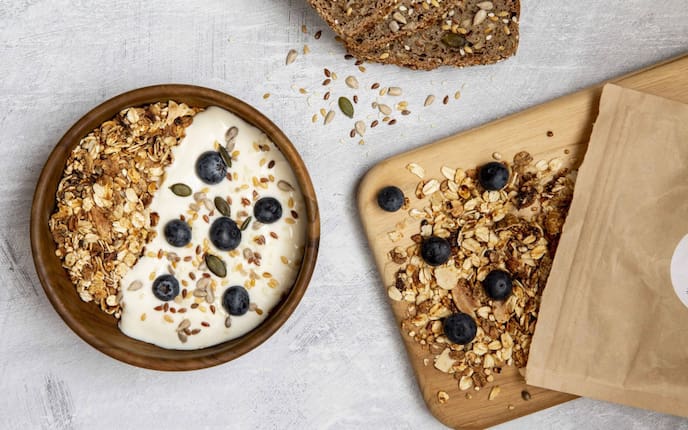 Müsli, Heidelbeeren, Vollkornbrot, Joghurt