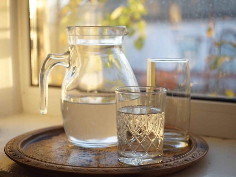 Wasserkrug mit Gläsern (Bild: Mauritius)