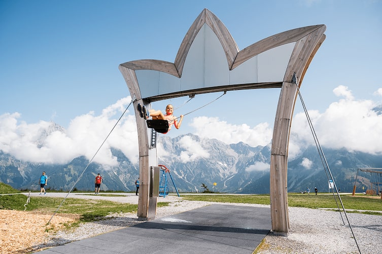 Ein Kind Schaukelt am Hochkönig