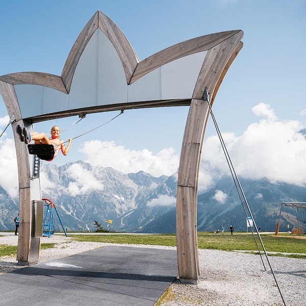 Ein Kind Schaukelt am Hochkönig