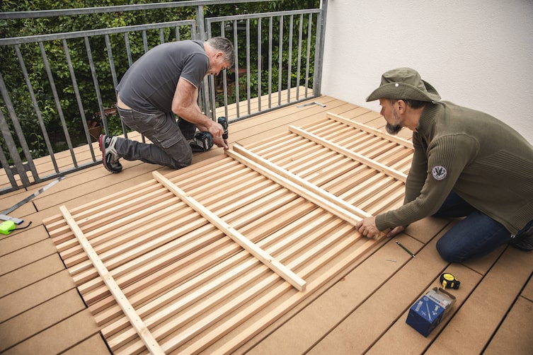 Das Rankgerüst wird zusammengeschraubt.