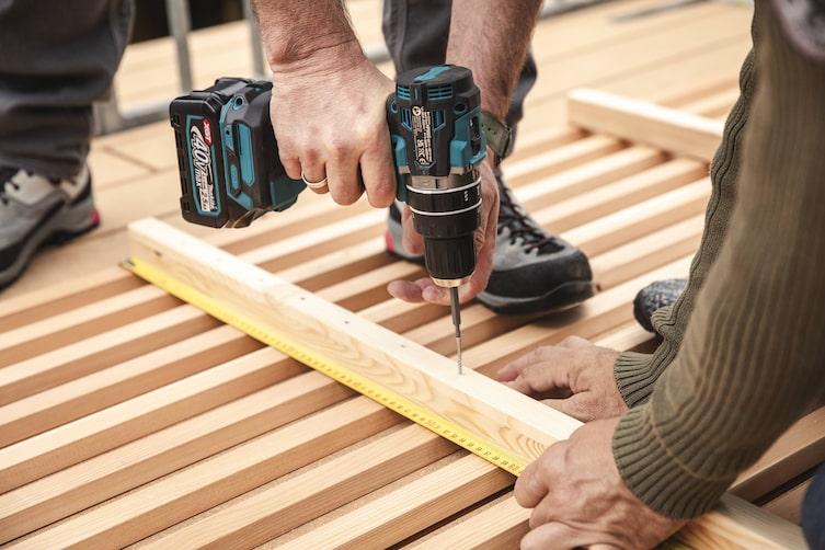 Holzlatten werden mit dem Makita Akkuschrauber befestigt.